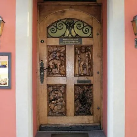 Haus Burgund, *